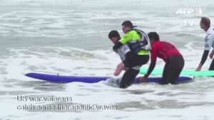 US-veterans-try-to-find-peace-through-surfing