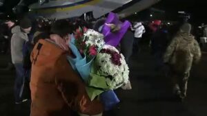 Ukrainian-President-Volodymyr-Zelensky-greets-former-prisoners-at-Kiev-airport