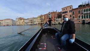 Venice-gondolas-are-back-on-the-canals-waiting-for-tourists