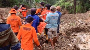 Indonesia-Floods-displace-over-20000-hamper-polling