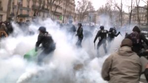 Violence erupts during French student protest