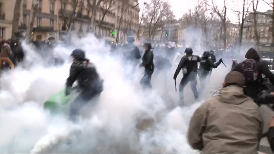 Violence erupts during French student protest