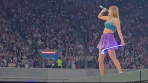 Taylor Swift returns to stage after foiled terror plot