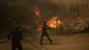 EU to send help to Greece as wildfires threaten Athens
