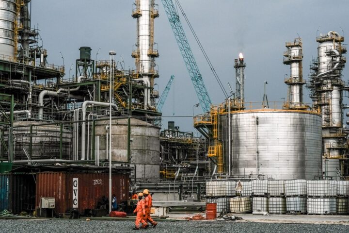 Nigeria seeks to lower fuel prices with new oil refinery
