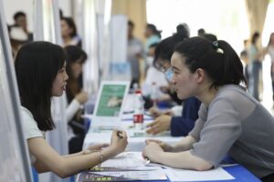 China’s young people hunt for jobs
