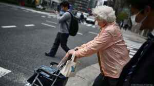 More aging Japanese need to cope with living alone