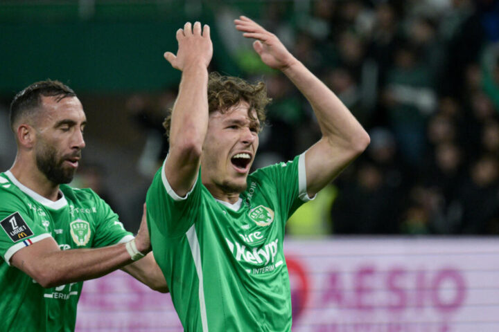 Saint-Étienne win dramatic Ligue 1 derby against Lyon