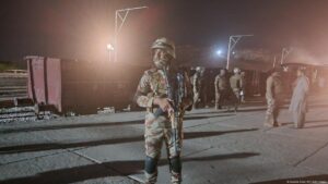 Pakistani forces race to free hundreds of hostages