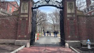 How Trump’s intimidation tactics affect Harvard students dw