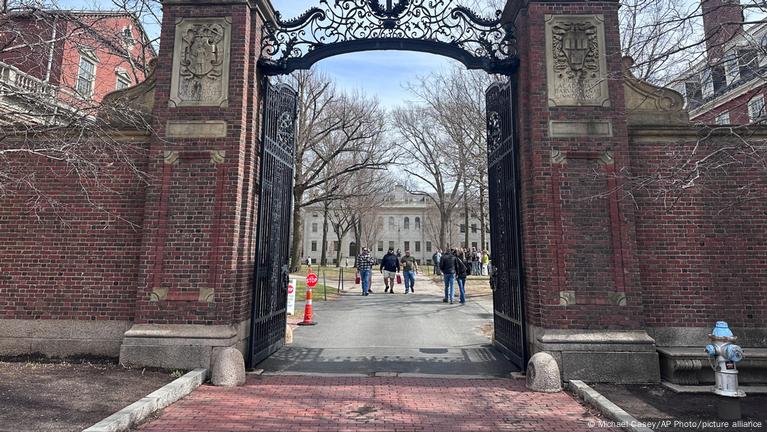 How Trump’s intimidation tactics affect Harvard students dw