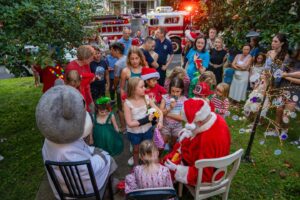 Hundreds of neighbours give one last Christmas to little girl with terminal cancer