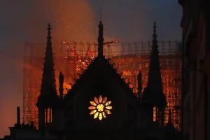 No, this video does not show Muslims threatening to burn down Notre-Dame