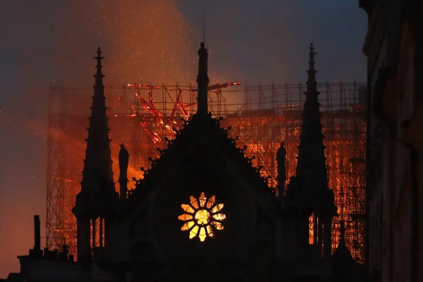 No, this video does not show Muslims threatening to burn down Notre-Dame