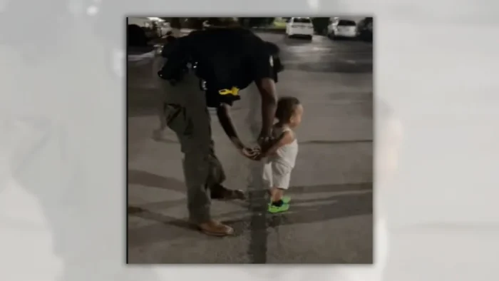 No, ICE agents did not zip-tie a toddler in Chicago