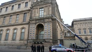 Louvre jewel heist: fake AI videos of the robbery circulate online
