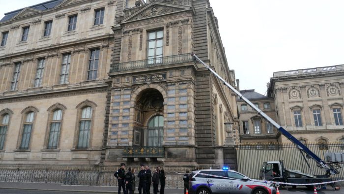 Louvre jewel heist: fake AI videos of the robbery circulate online