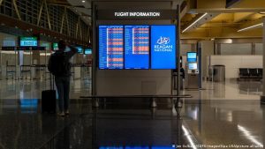 US airlines ground hundreds of flights for second day