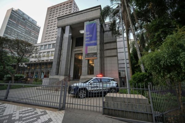 Papers discuss latest Louvre disaster and eight Matisse works stolen in Brazil