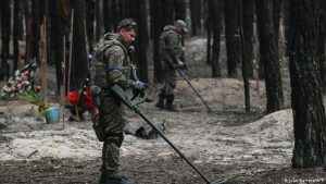 Ukrainian war veterans help clear land mines