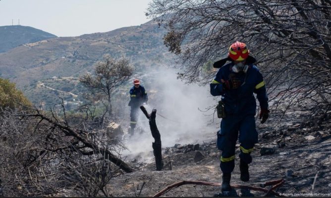 Crete wildfires cause evacuations and firefighter deaths