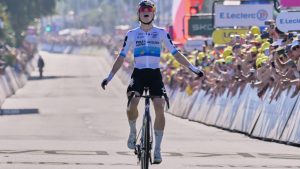 Demi Vollering turns women’s Tour de France upside down on eve of finish