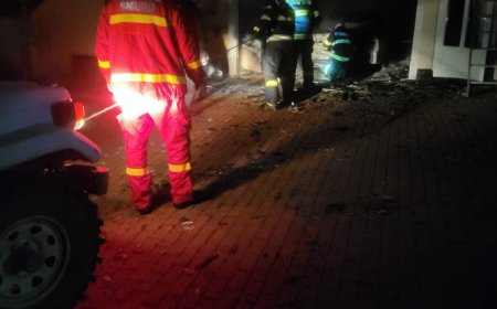 Autoturism în flăcări aflat în propriul garaj