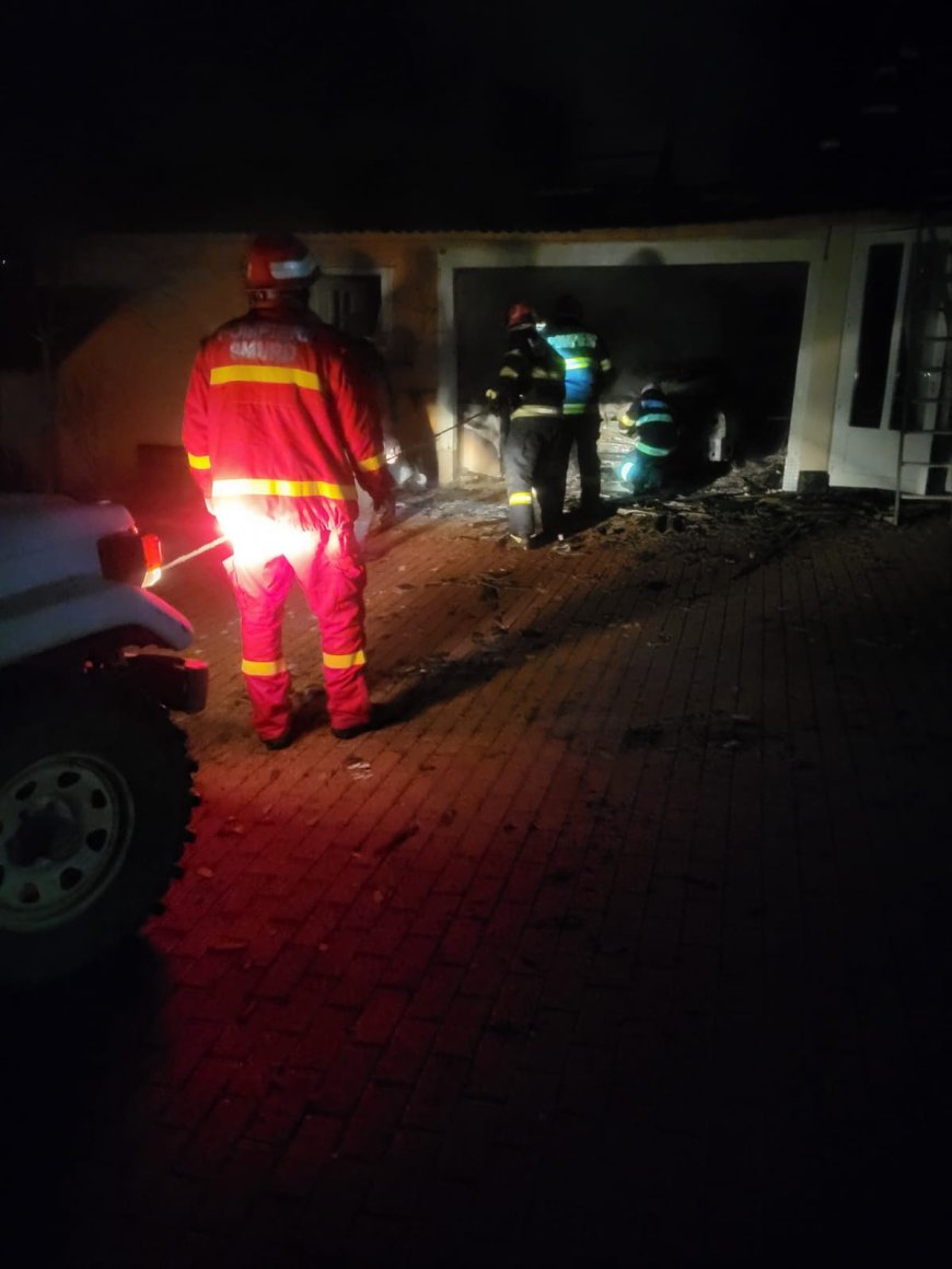 Autoturism în flăcări aflat în propriul garaj