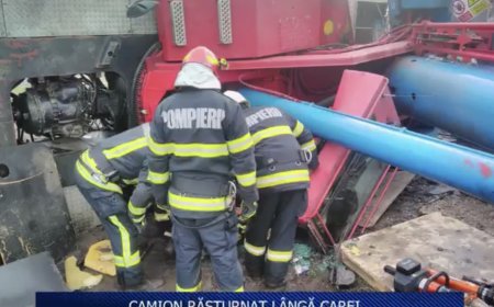CAMION RĂSTURNAT LÂNGĂ CAREI