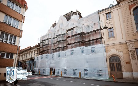 CASA CU ATLANȚI, UNA DINTRE CLĂDIRILE EMBLEMATICE ALE SATULUI MARE, INTRĂ ÎN RENOVARE