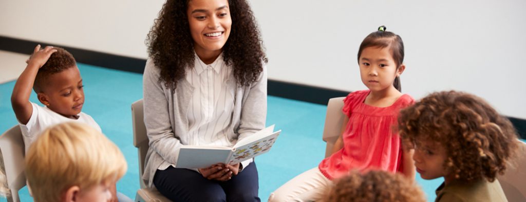 Kinder und Lehrere im Gesprächskreis