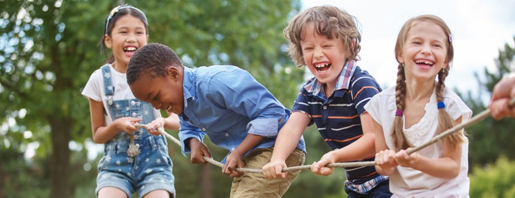 Kinder spielen Seilziehen