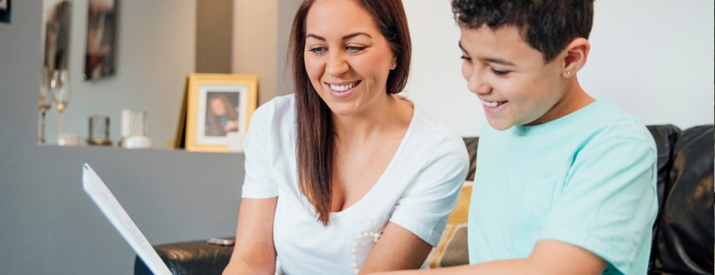 Mutter und Sohn sehen gemeinsam ein Schriftstück an