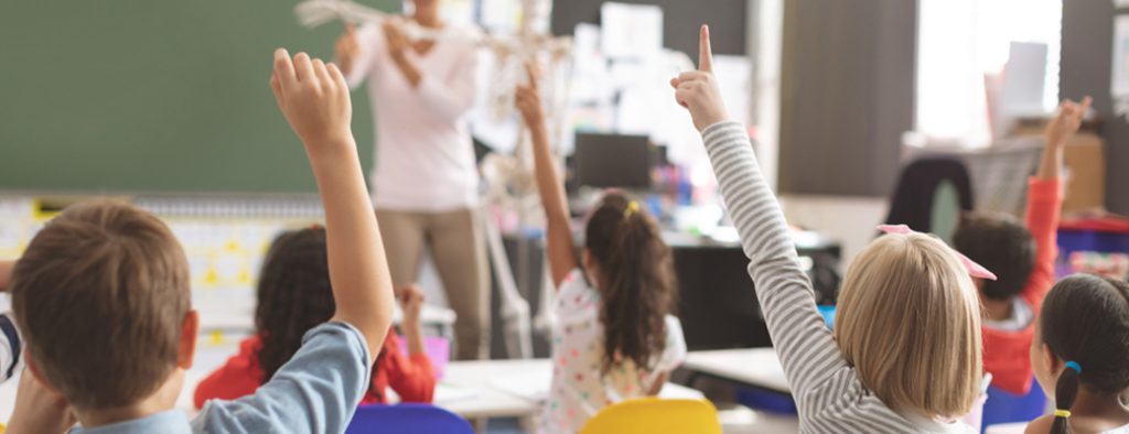 Kinder strecken im Unterricht