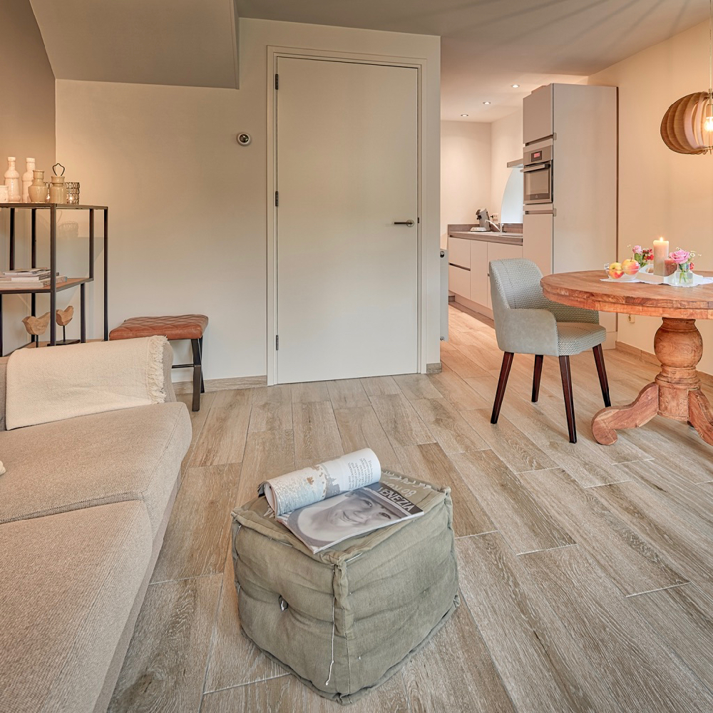 Een van de appartementen, in warme kleuren