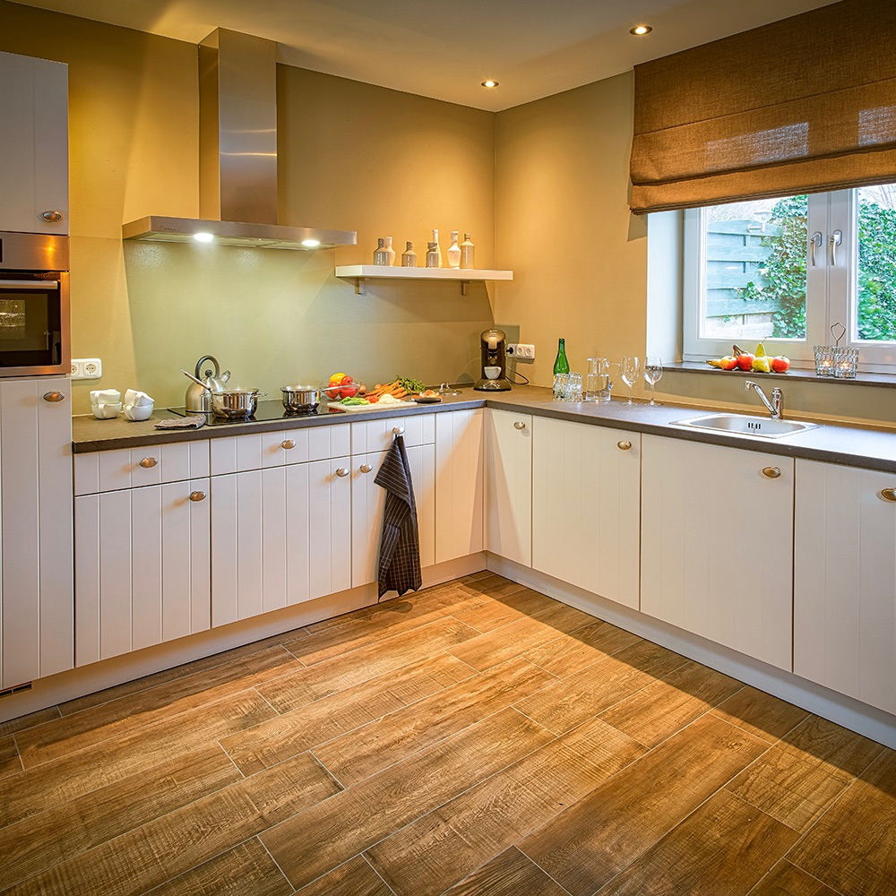 Witte landelijke keuken met beige achterwand