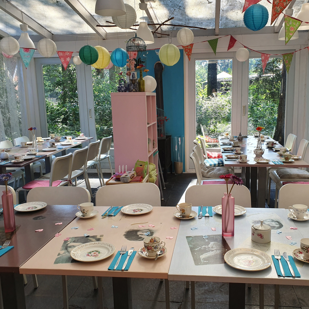 Lange gedekte tafels in het theehuis