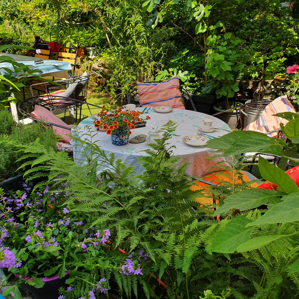Zitjes in de tuin van een theetuin