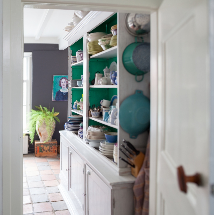 Zicht op een servies kast boordevol kleurrijk servies