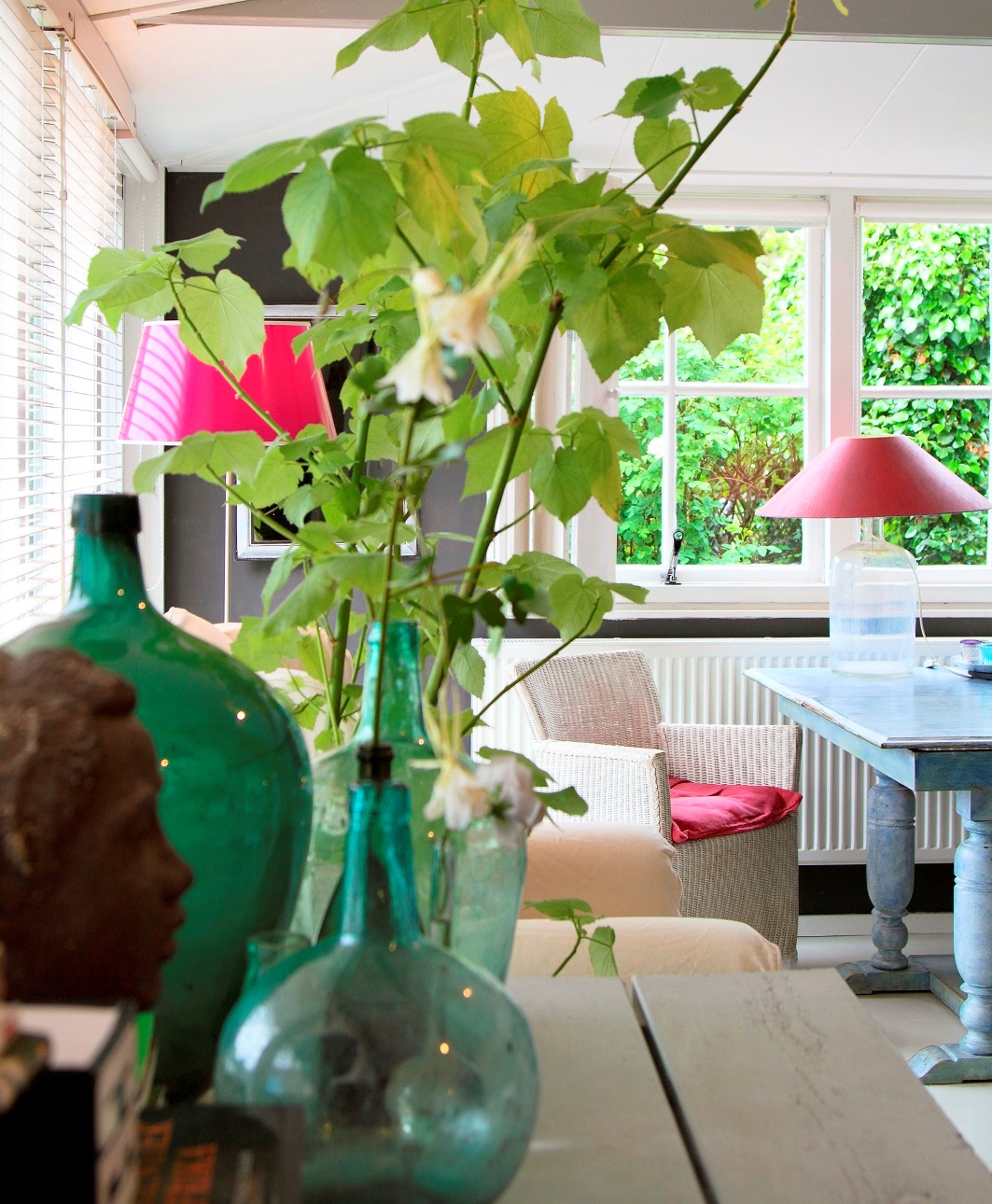 Grazen groene vazen met zicht op de fauteuil in de B&B kamer