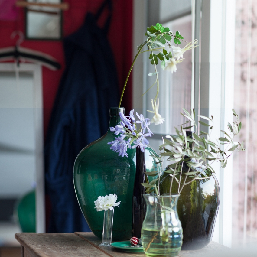 Vazen met bloemen op tafel in de B&B