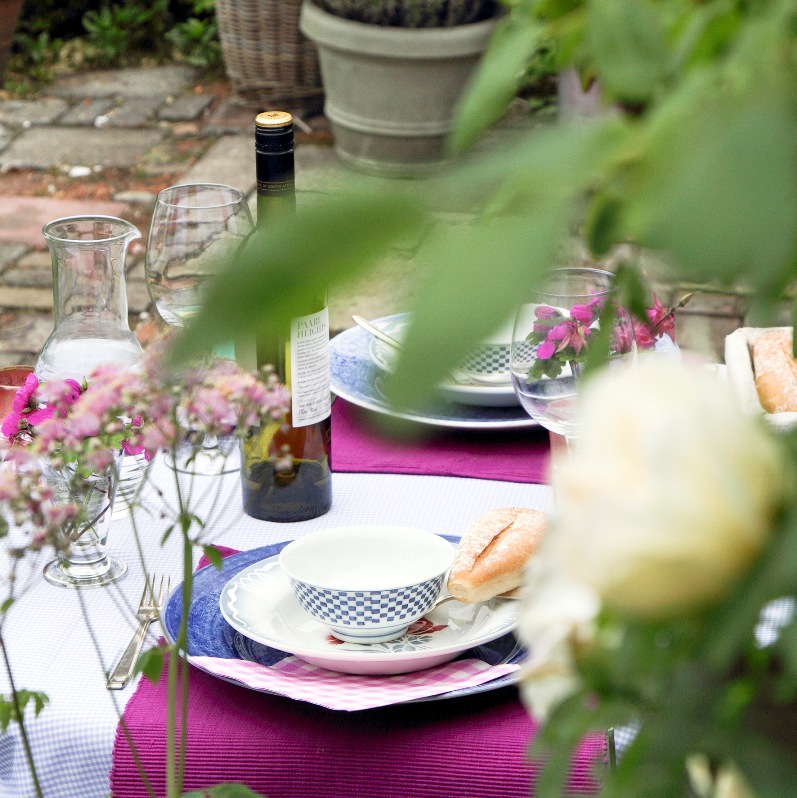 Vanuit de B&B loop je het grote terras op, met heerlijke zitjes.