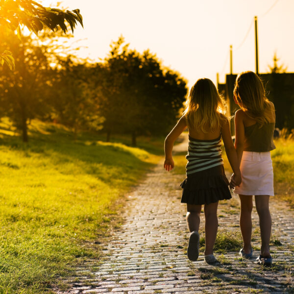 Twee kleine meisjes lopen op een pad