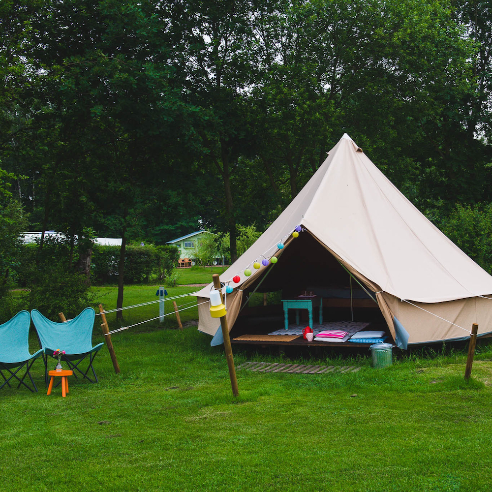 Ingerichte bell tent op de camping in Groesbeek