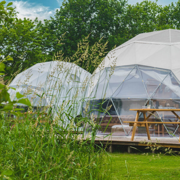 Deze unieke dome biedt plaats aan vier personen.