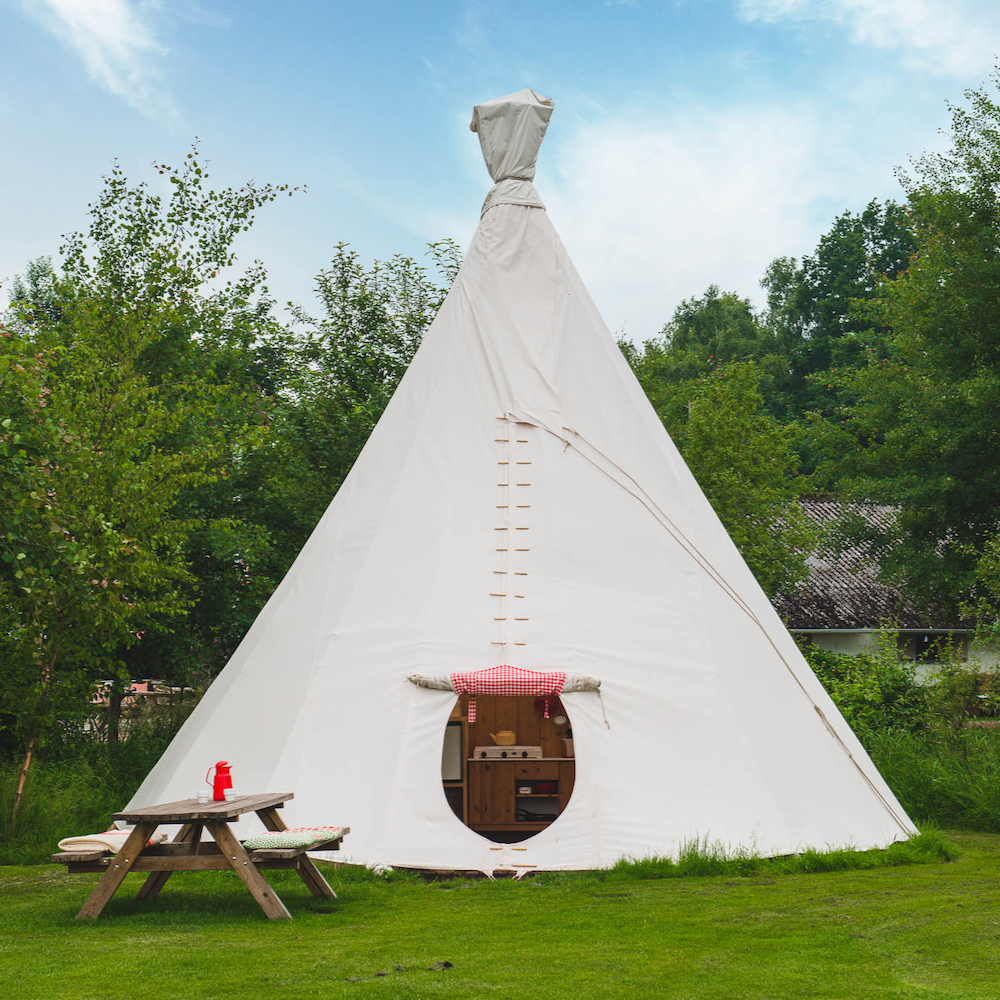 Een heerlijke tipi, compleet ingericht.