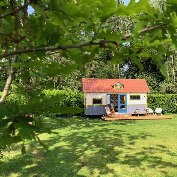 Houten logeerhuisje op de camping