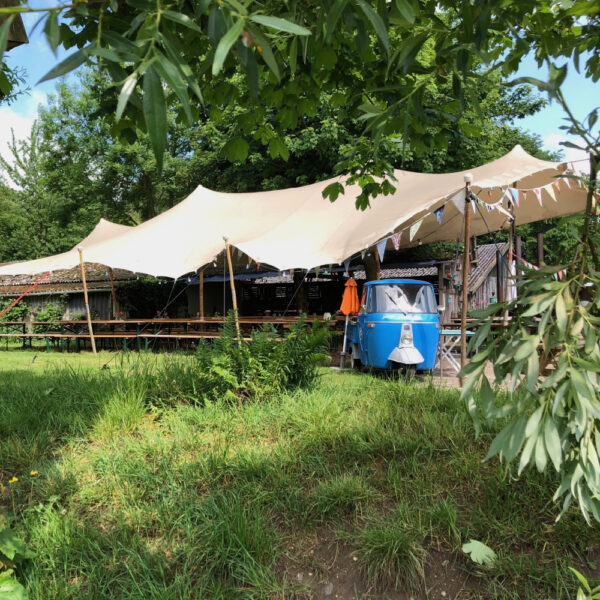 Blauwe piaggio bij het overdekte terras