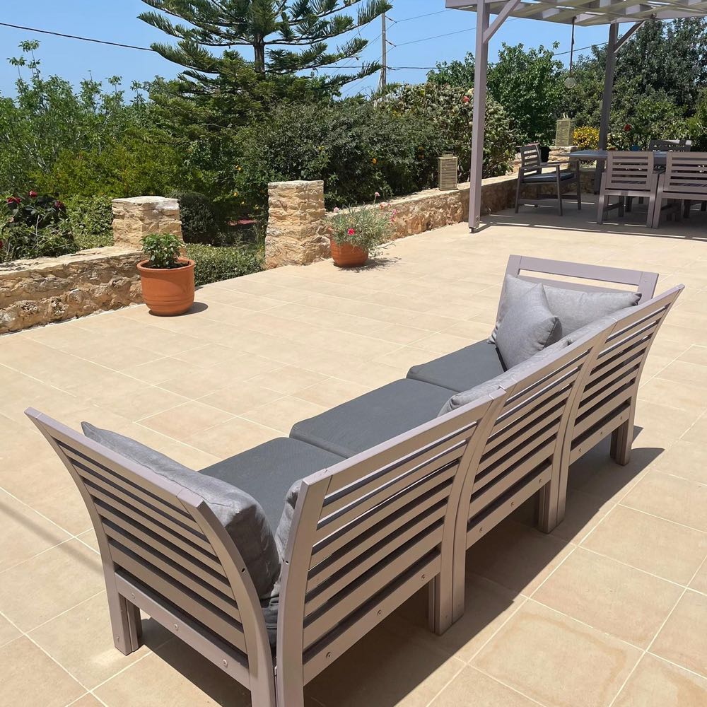 Verschillende heerlijke relaxplekken in de tuin.