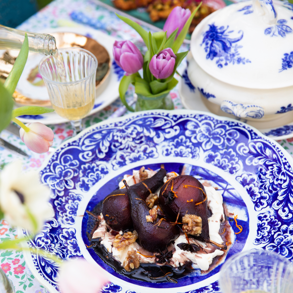 Blauwe bloemen servies met ontbijt gerecht
